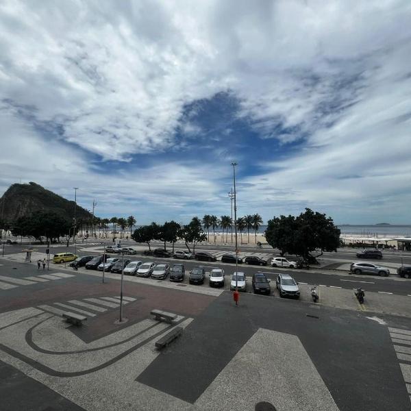 Em Frente a Praia 2 Quartos no Leme - AA746-201