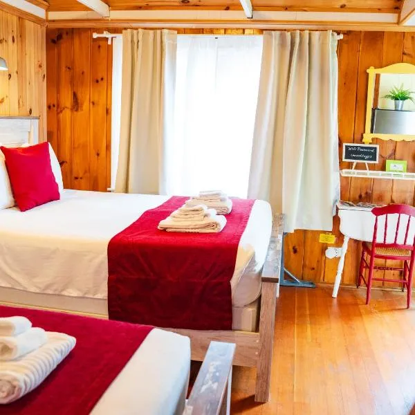 Cottage 4 - 1 Bed w/ Loft / 1 Bath & Courtyard, hôtel à Wolfeboro