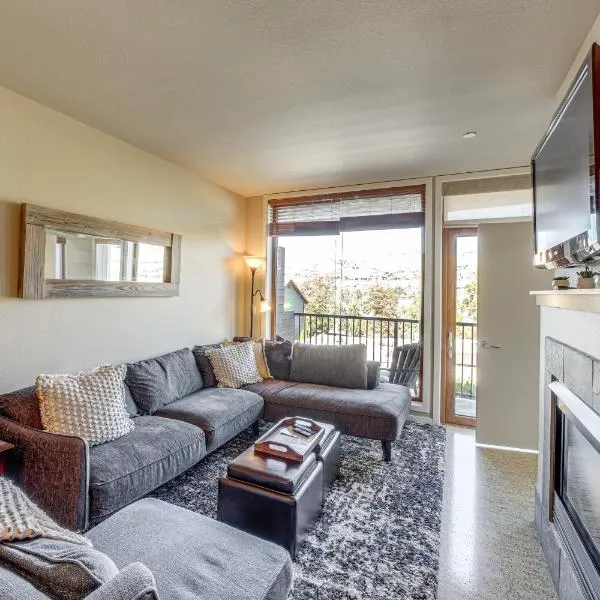 Walk to the Lake Chelan Condo with Mtn Views!, hotel in Chelan