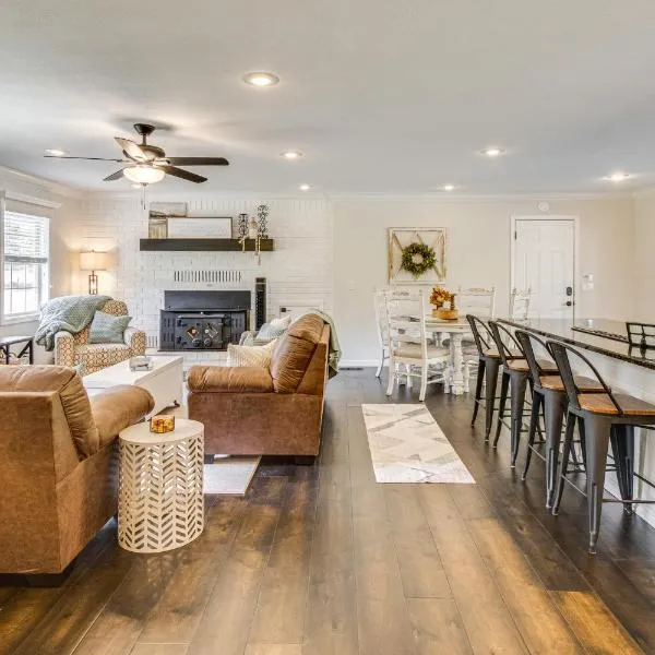 3 Mi to Lake House with Fire Pit in Mountain Home!, hotel di Mountain Home