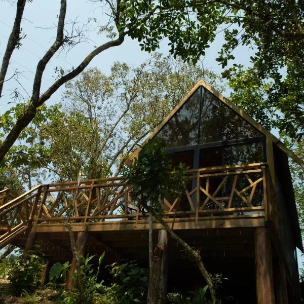 RíoBosque Cabañas de lujo frente al rio desayuno incluido san carlos antioquia, hotel in San Carlos
