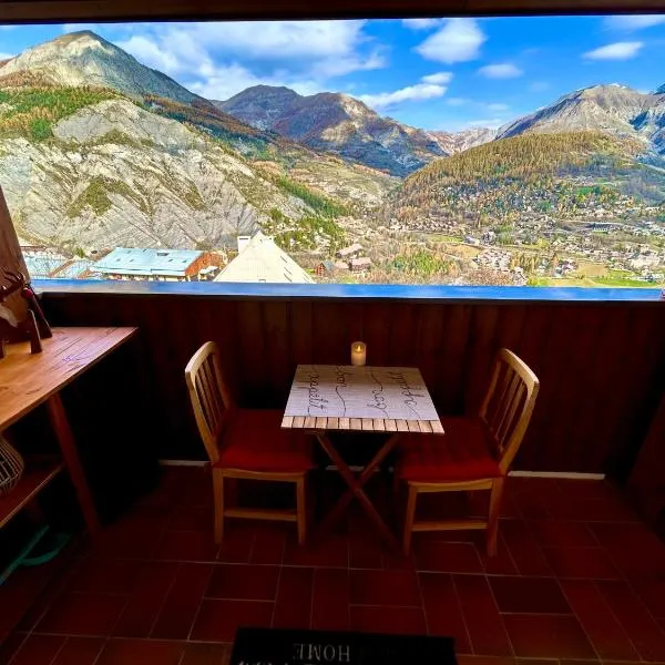 Duplex avec vue exceptionnelle parking et wifi gratuit, hotel in Allos