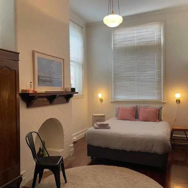 The Merredin Treasury, Art Deco heritage 2 bedroom suite in Merredin CBD, hotel di Merredin
