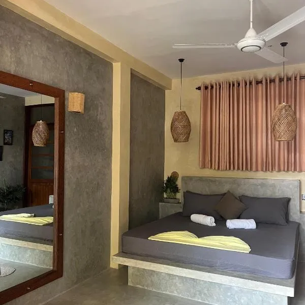 Sandbank Madiha deluxe bedroom with private bathroom, hotel v destinaci Matara