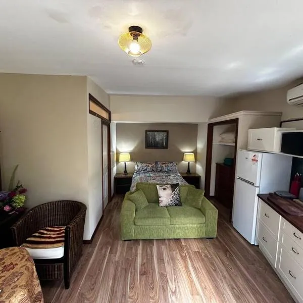 Blue Mountains Ferncreek studio retreat pet friendly、Hazelbrookのホテル