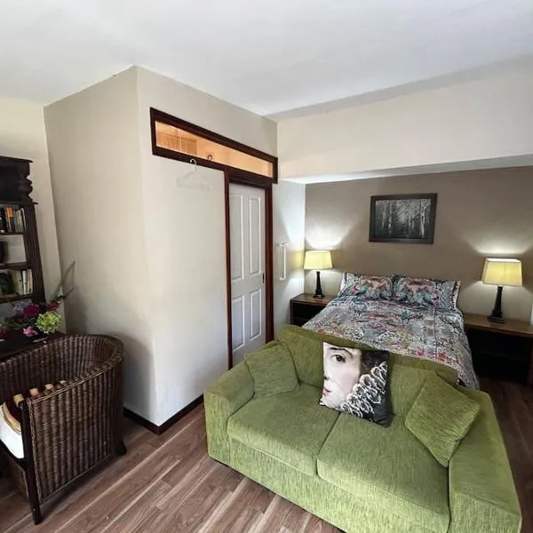 Blue Mountains Ferncreek studio retreat pet friendly, hotel v destinaci Hazelbrook