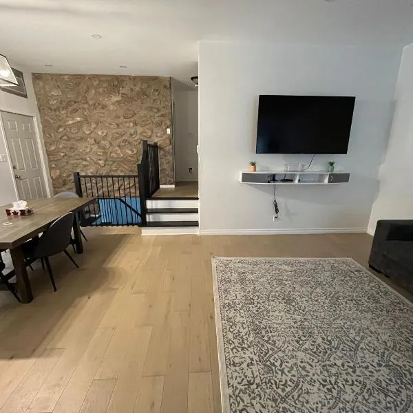 Vacation House central location from anywhere in Montreal, hotel v destinaci Laval