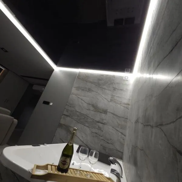 Apartament w Centrum z Jacuzzi, prywatny parking klimatyzacja 3, hotel in Radom