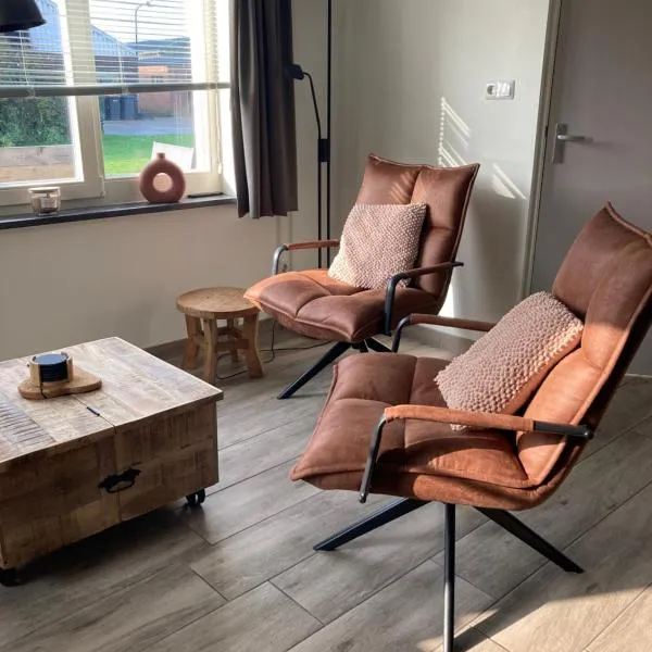 Bungalow op bedrijf met melkkoeien, hotel in De Cocksdorp