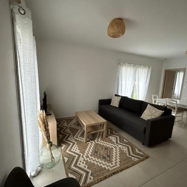 Appartement avec jardin, hotel v destinaci Châteauneuf-de-Galaure