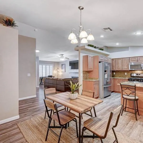 Cozy Getaway with King Bed, BBQ & Spacious Backyard, Hotel in Henderson