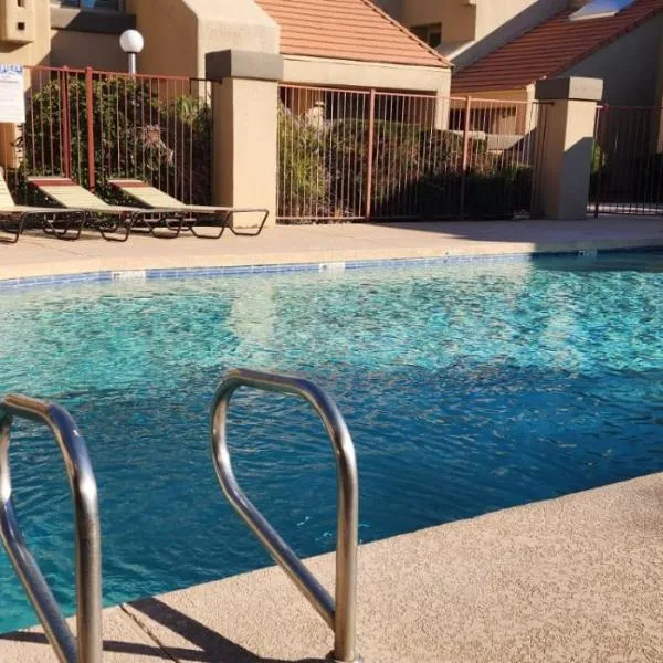 Cozy condo near MCC with pool, BBQ, covered parking, hotel v destinaci Mesa