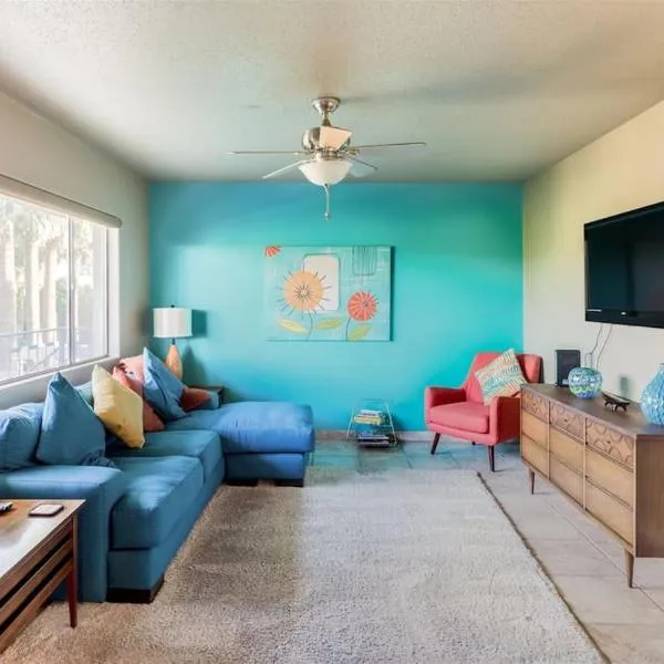 Mid century modern condo near Old Town, pool & BBQ, hotel v destinaci Scottsdale