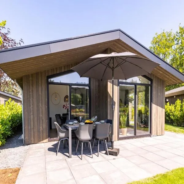 Chalet by Pond with Sauna, hotel in Veldhoven