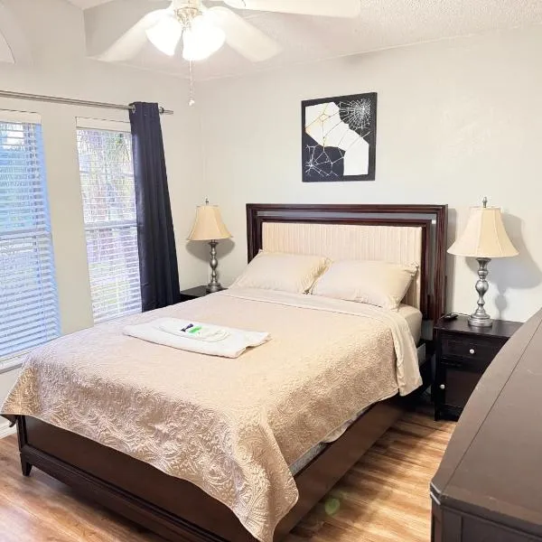 2 private rooms in a quiet neighborhood can book up to 4 people, hótel í Orlando