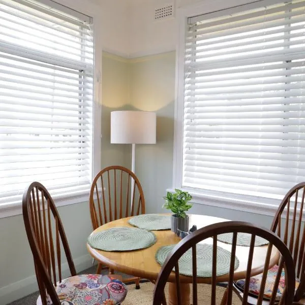 Cosy Sun-Filled Cottage, hotel in Tenterfield