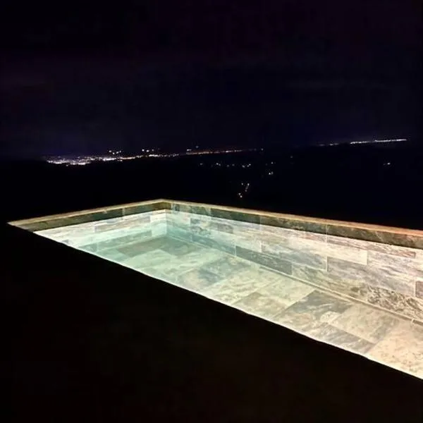 Cabaña con piscina y vista al mar, hotelli kohteessa Puntarenas