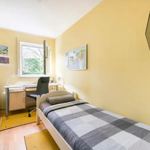 7 min to citycenter !! Subway U3 100m, southside singleroom own SHOWER, WC ! free WIFI ,TV, dishes, fridge, oven, waterheater, microwave, coffee, bike, next to river and park, restaurants and supermarkets around 200m, nonsmoker ! self check in -simply, khách sạn ở München