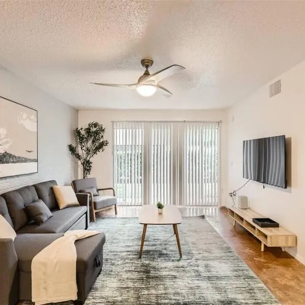 2B Getaway Steps to Dtwn - Sleeps 6 - Pool, Prkg