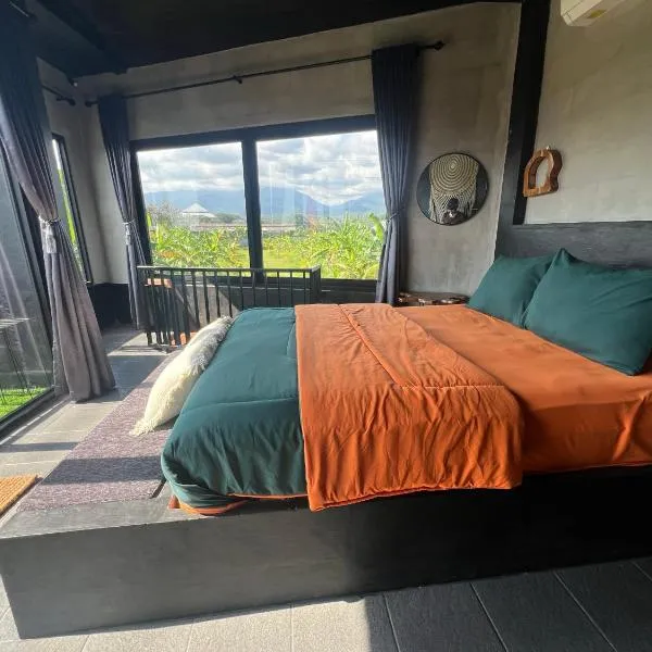 KUBU BLACK HOUSE، فندق في Jembrana