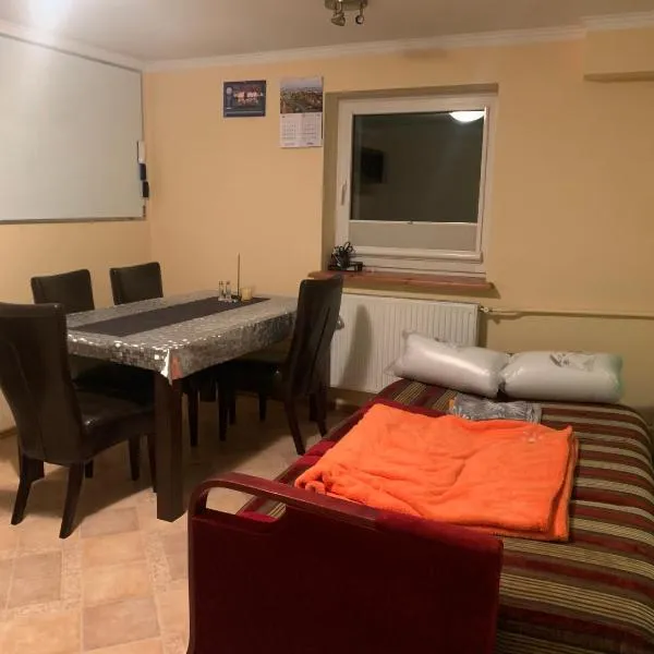 Kwatera przed remontem BEZ zlewu w części kuchennej łazienka PRZED REMONTEM, hotel v Gdyni