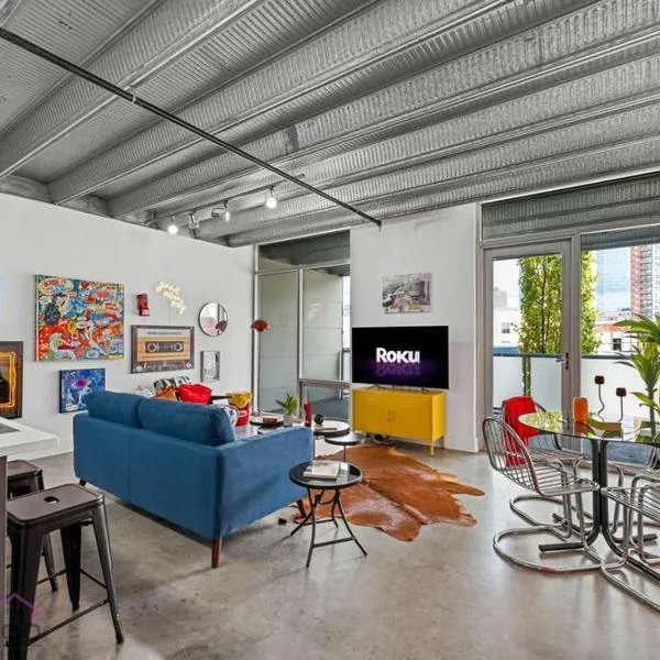 Urban Pop Loft, Near ICE District, UG Parking, Hotel in Edmonton