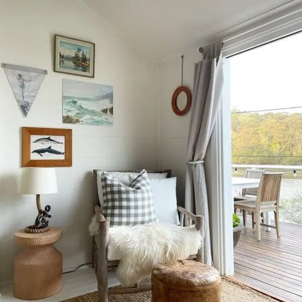 Milson Island에 위치한 호텔 Boat-Access only riverfront cottage