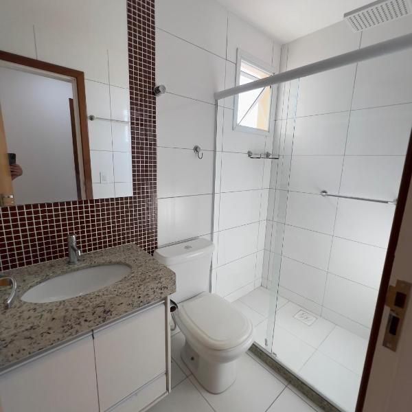 VISTA MAR DESLUMBRANTE, apto novo e moderno, a uma quadra da praia, prédio com piscina, portaria 24h, quartos com ar condicionado, roupas de cama e banho, redes de proteção, Wi Fi, TV 65", VIVO TV, cadeiras de praia, churrasqueira elétrica e 2 garagens - Foto 3