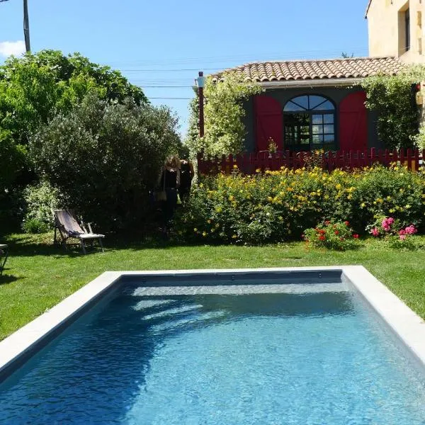 Le Gîte des Jardins d'Ispahan, hotel in Prignac-et-Marcamps