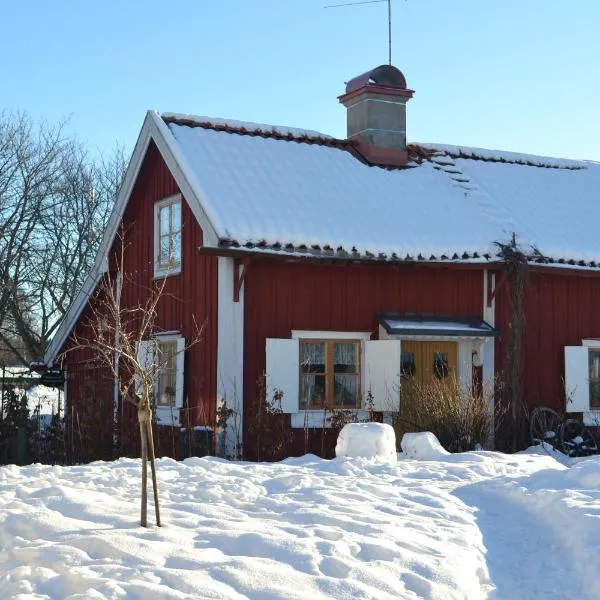 Rustik gäststuga med lantlig känsla nära Örebro city, hotel v destinaci Örebro