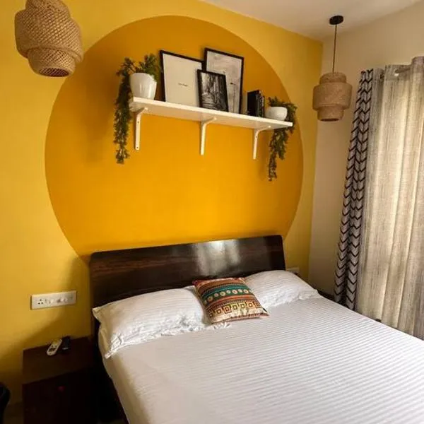 Sunflower Pvt Studio Room in Koregaon Park with AC WiFi Smart TV, hotel v destinaci Puné