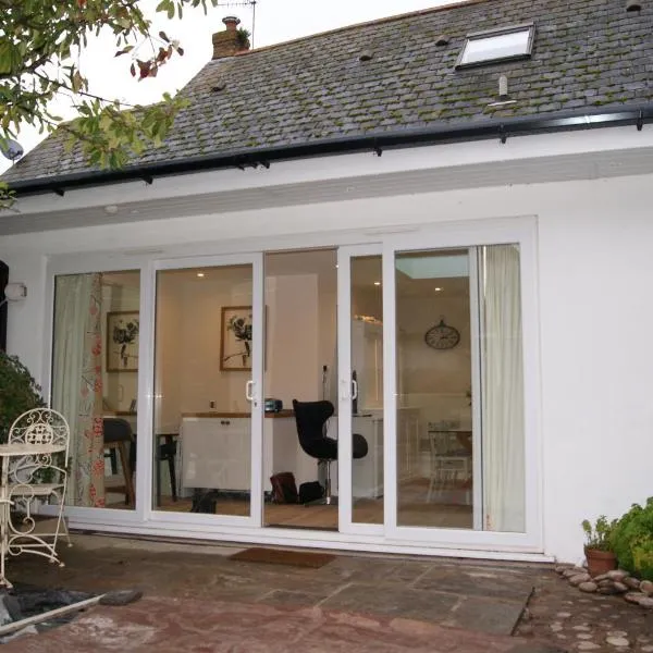 Frog Palace - Secure Parking-Outside Area-Topsham-Exeter-Beach-Chiefs-WiFi, hotel in Topsham