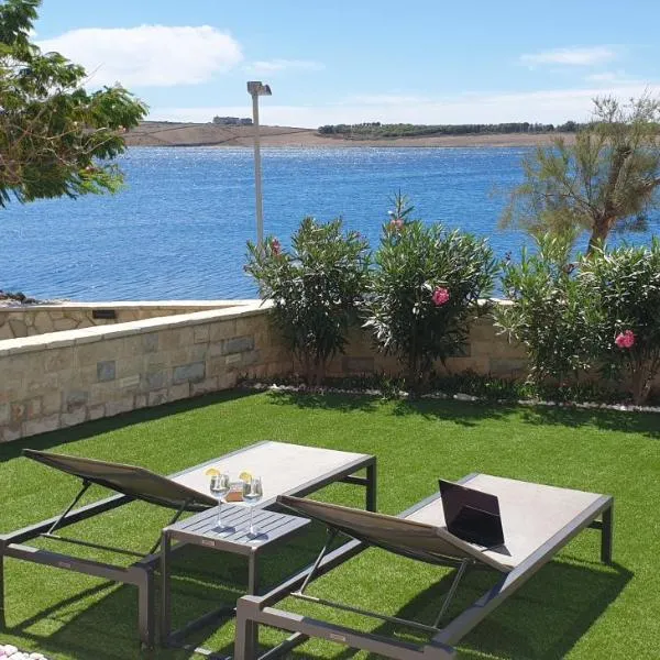 Beachfront deluxe apartment، فندق في بوفليانا