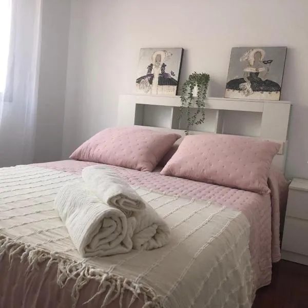 Apartamento Xacobe Grove, 120 metros totalmente equipado, luminoso, céntrico y con plaza de garaje, hôtel à O Grove