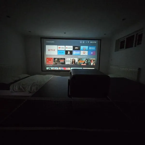 Large Annexe with games room pool table ping pong air hockey movie projector, hotel di Windsor