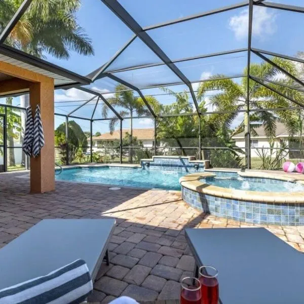 Tranquil Palms Heated Pool Spa Outdoor TV & More，位于珊瑚角的酒店