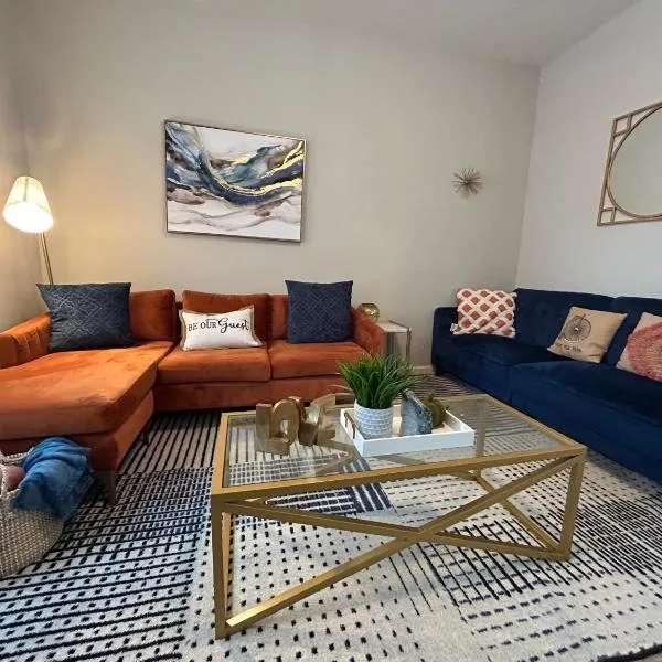 Luxe Central Suburban Retreat, hotel in Hampton
