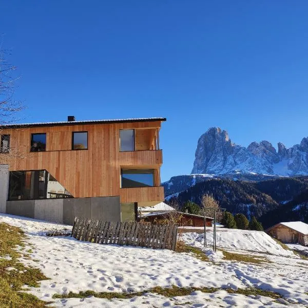 Apartments Emilia โรงแรมในโอติเซ