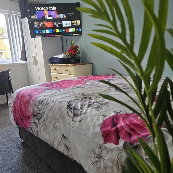 A cosy room with a king-sized bed & Netflix TV, hotel v Birminghamu