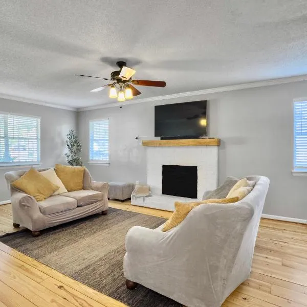 Cozy Home Away From Home - Pet-friendly, King bed, hotel v destinaci Charleston