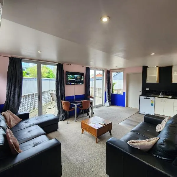 A Stones Throw From Town A-frame, hotel v destinaci Dunedin