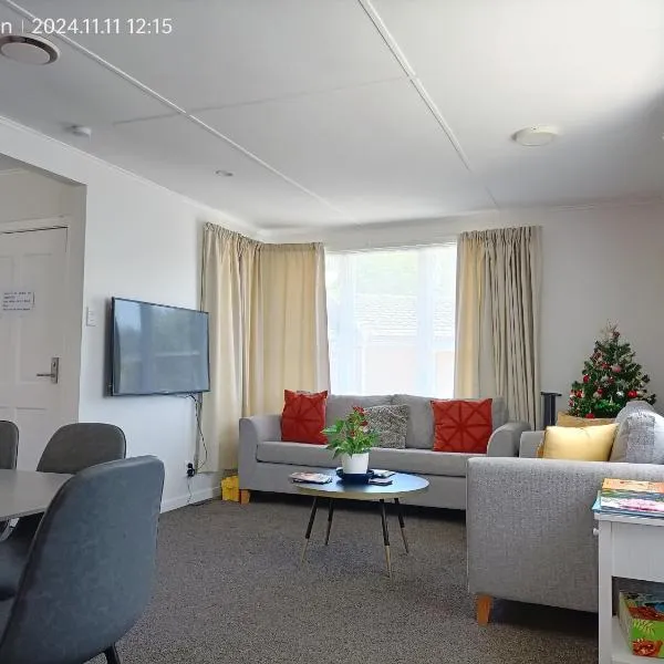 Comfy & Sunny home in Wellington--3 Heat Pumps, hotel v destinaci Wellington