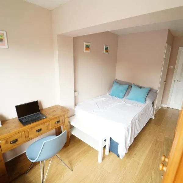 Double Bedroom near Bath with Private Toilet! Shared Shower and Kitchen, hotel in Trowbridge