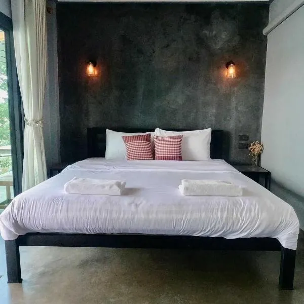 OYO 75530 By the dam cafe and farmstay, hotel in Plai Phraya