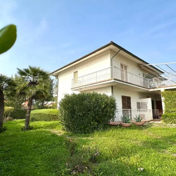 M292 - Marcelli, quadrilocale con giardino a 50mt dal mare, hotel v destinaci Marcelli