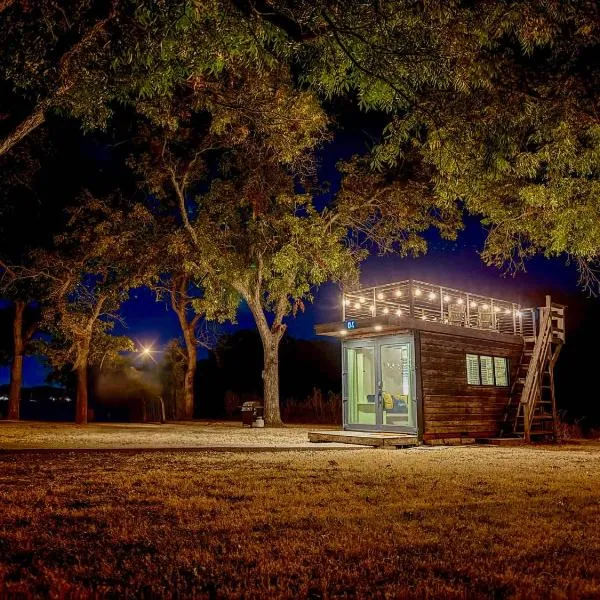 Elegant Container Tiny House Yellow & Blue, hotel in Waco