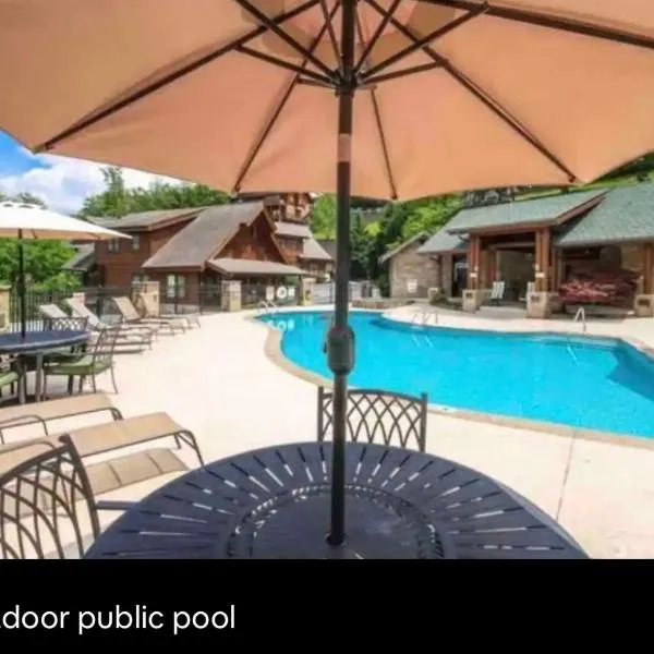 Condo with pool near Dollywood, hotel v destinaci Pigeon Forge