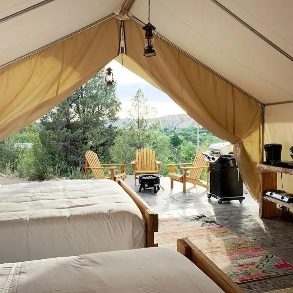 Glamping Tent #8 with AC Heat AC and Private Bath, hotel din Orderville