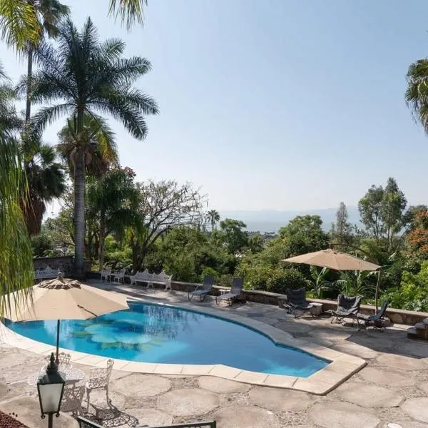 Casa Galeana- Tropical 1-BD 1-WC Mountain Top Luxury Suite with Stunning Views, hotel v destinaci Ajijic