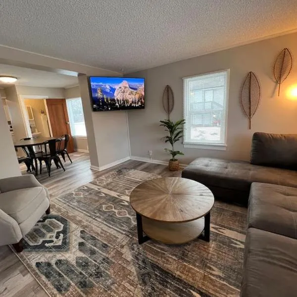 A Very Unique Quirky and Comfortable Home, hotel in Spokane